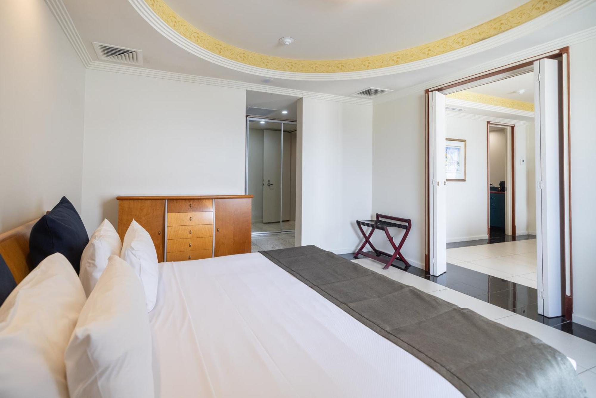 Mindil Beach Casino Resort Darwin Exterior foto A bedroom at the hotel