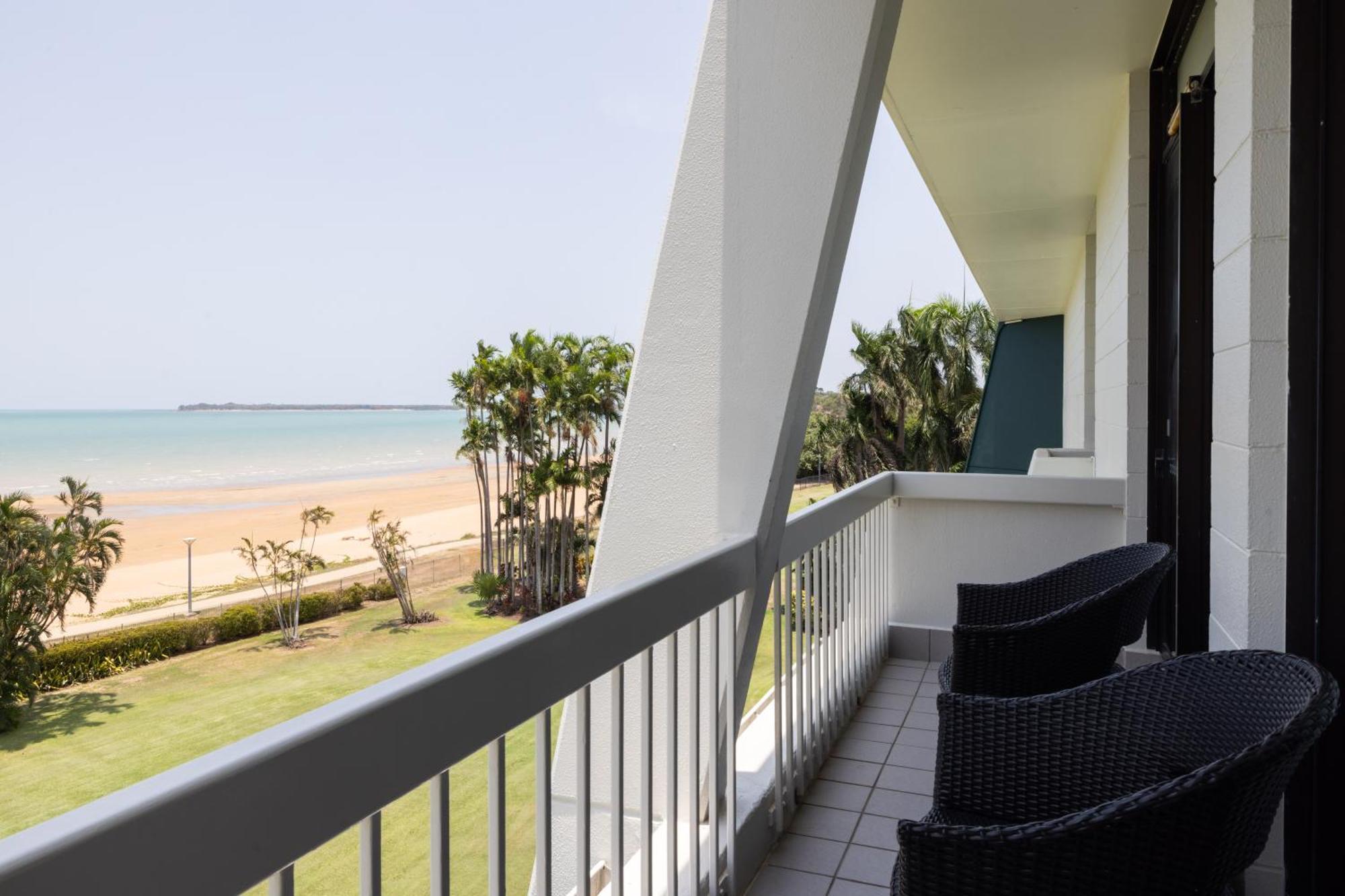 Mindil Beach Casino Resort Darwin Exterior foto A balcony