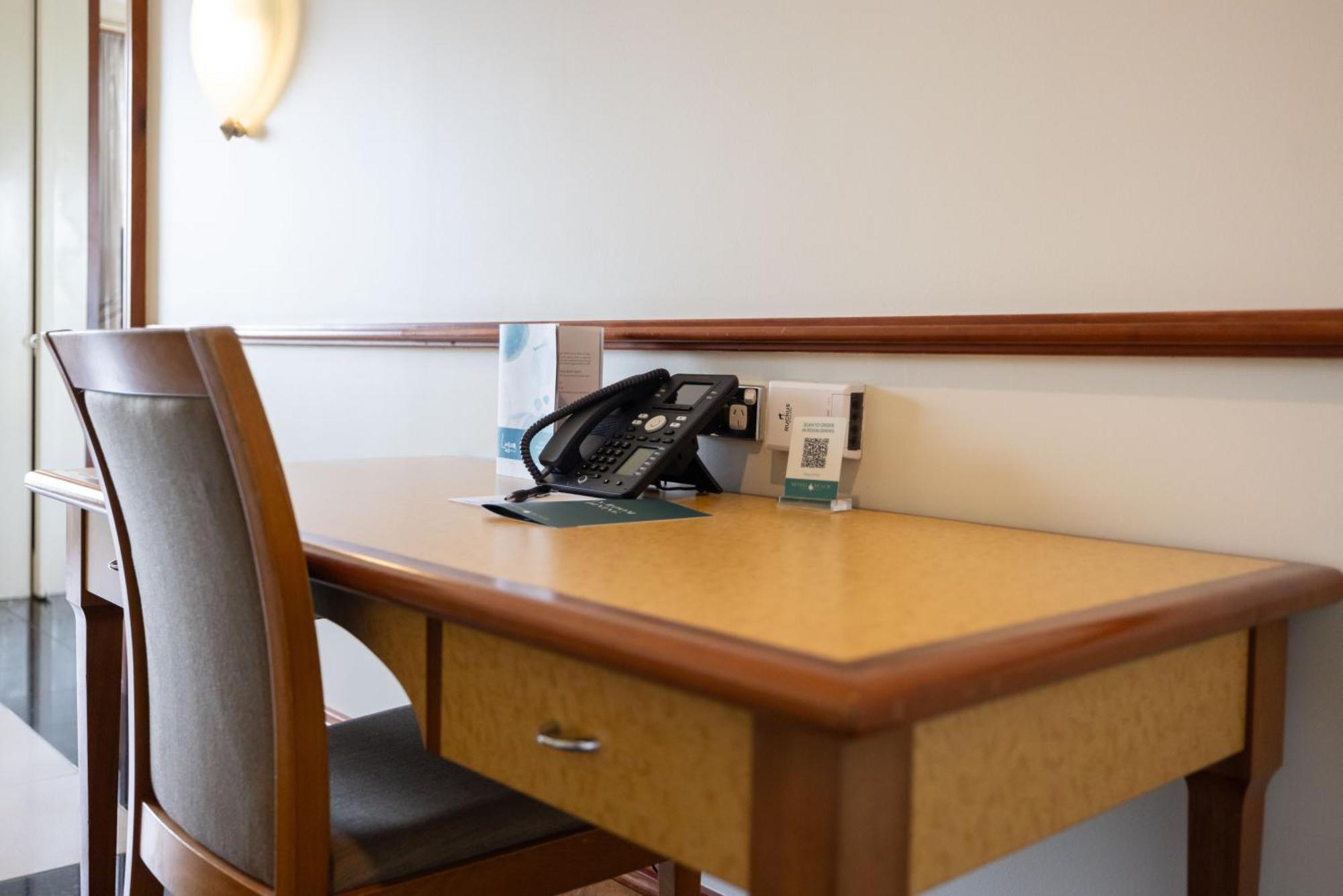 Mindil Beach Casino Resort Darwin Exterior foto A desk with a telephone