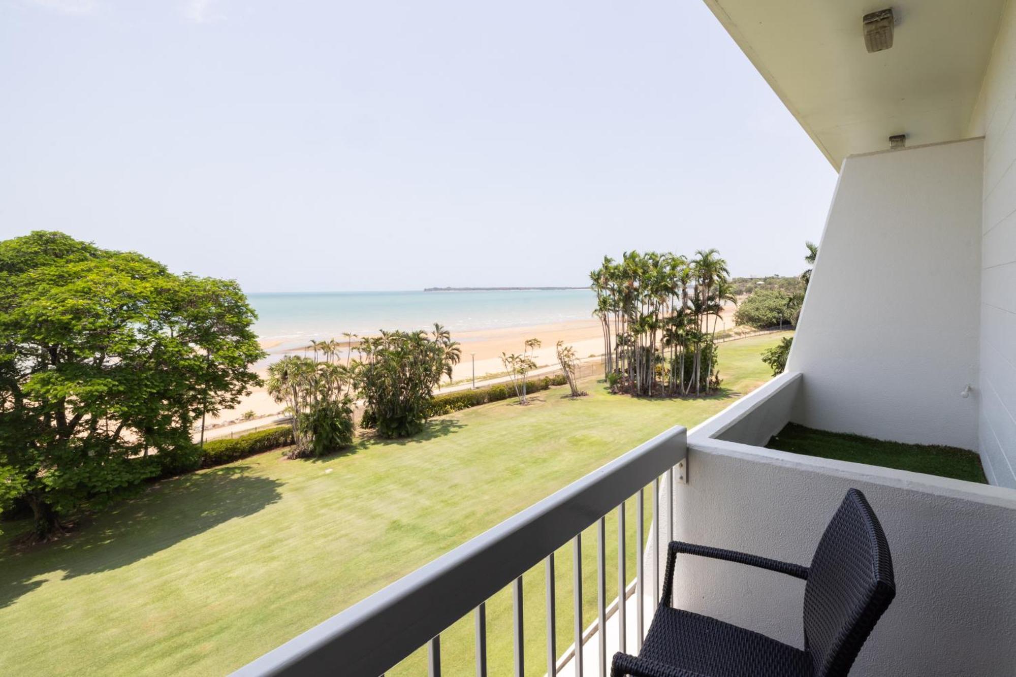 Mindil Beach Casino Resort Darwin Exterior foto A balcony